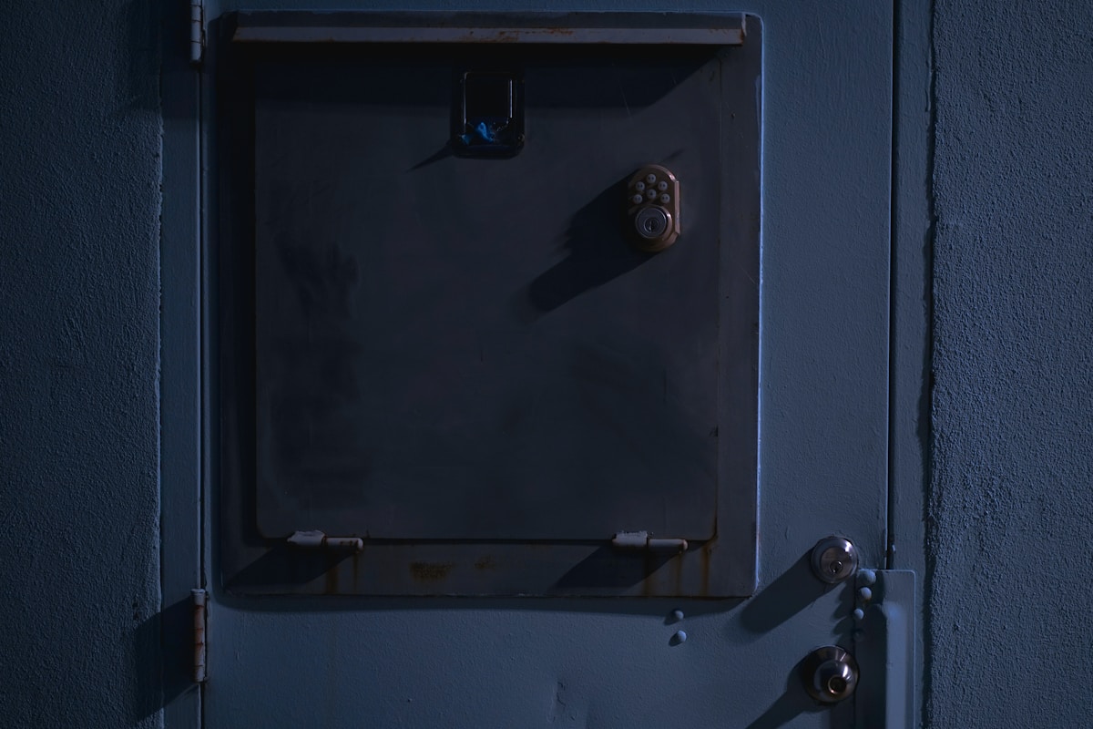 Apertura de puerta blindada